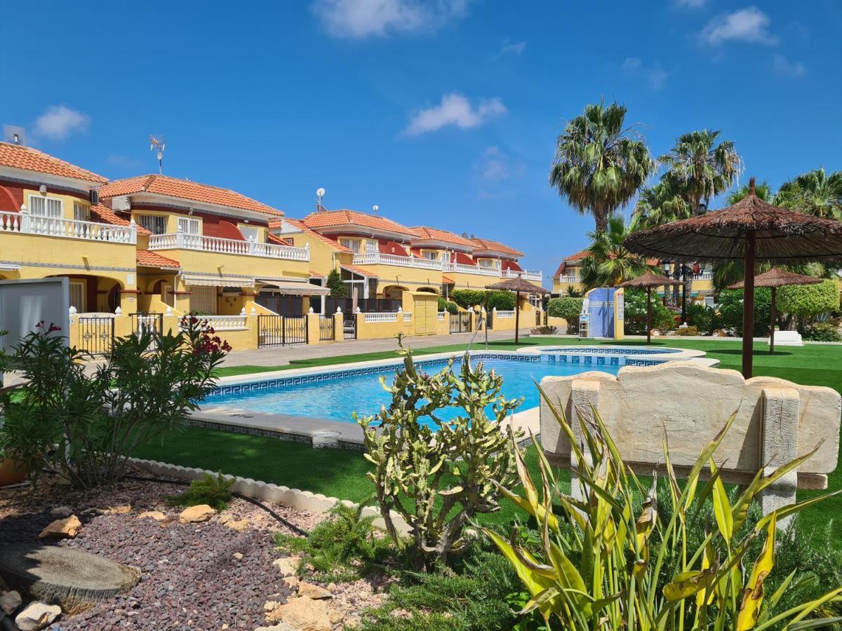 2 Bedroom Property In Closed Urbanisation Torrevieja Extérieur photo