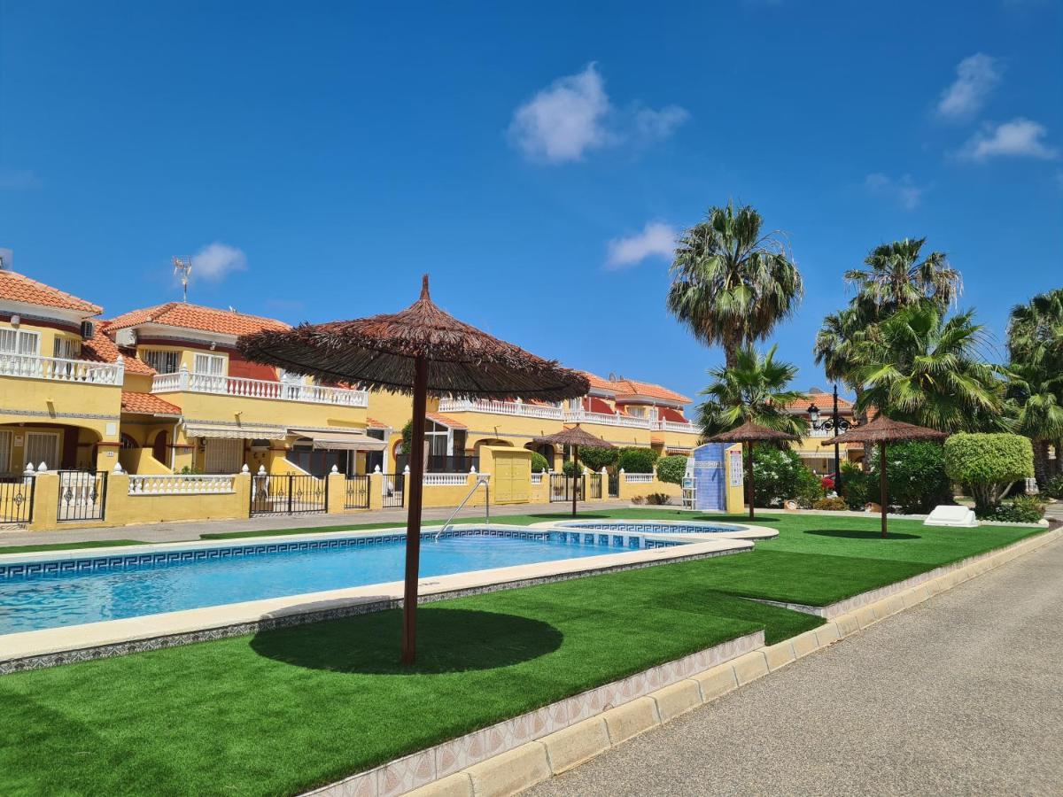2 Bedroom Property In Closed Urbanisation Torrevieja Extérieur photo
